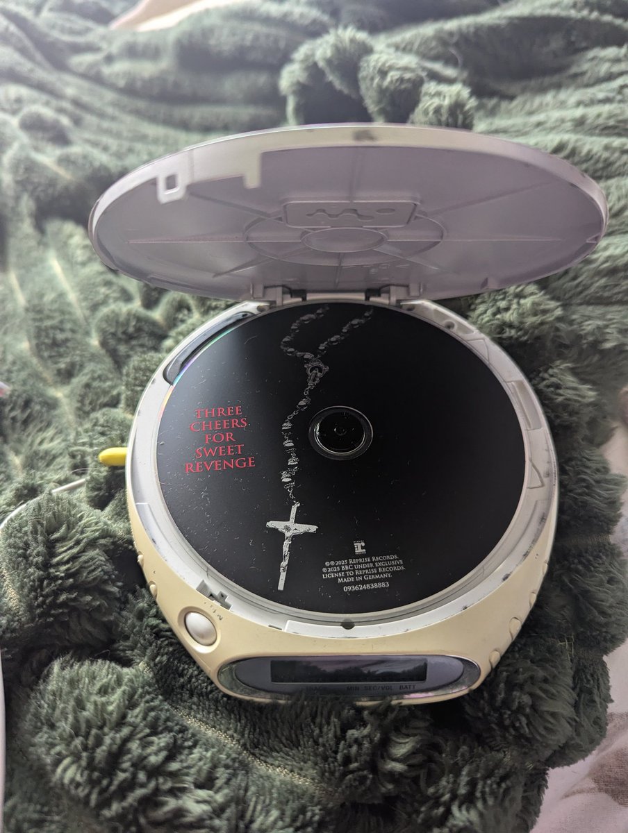 historyfreako's tweet image. My 2003 Sony walkman still works.  Thank God for batteries still. The charger cable has basically deteriorated. 🥺❤️ Christened my 21st anniversary Three Cheers For Sweet Revenge CD in this. ❤️
#retrogear #2003walkman #nostalgia #teenmemories #sonywalkman #MCR #MyChemicalRomance