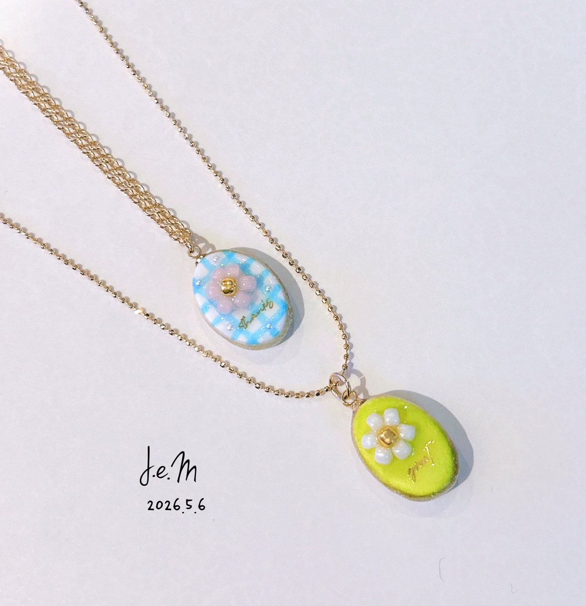 JeM_cafe's tweet photo. 🌼Daisy Dear🌼ビーズフラワーをレトロポップなデザインでメッセージチャームに！ネックレスにしてもイヤリングにしても可愛い✨
#ハンドメイドアクセサリー
#ビーズアクセサリー #レトロポップ 
ハンドメイドマルシェに参加いたします。詳しくはInstagram⬆️をご覧ください。よろしくお願いいたします https://t.co/alIJP1BFrc