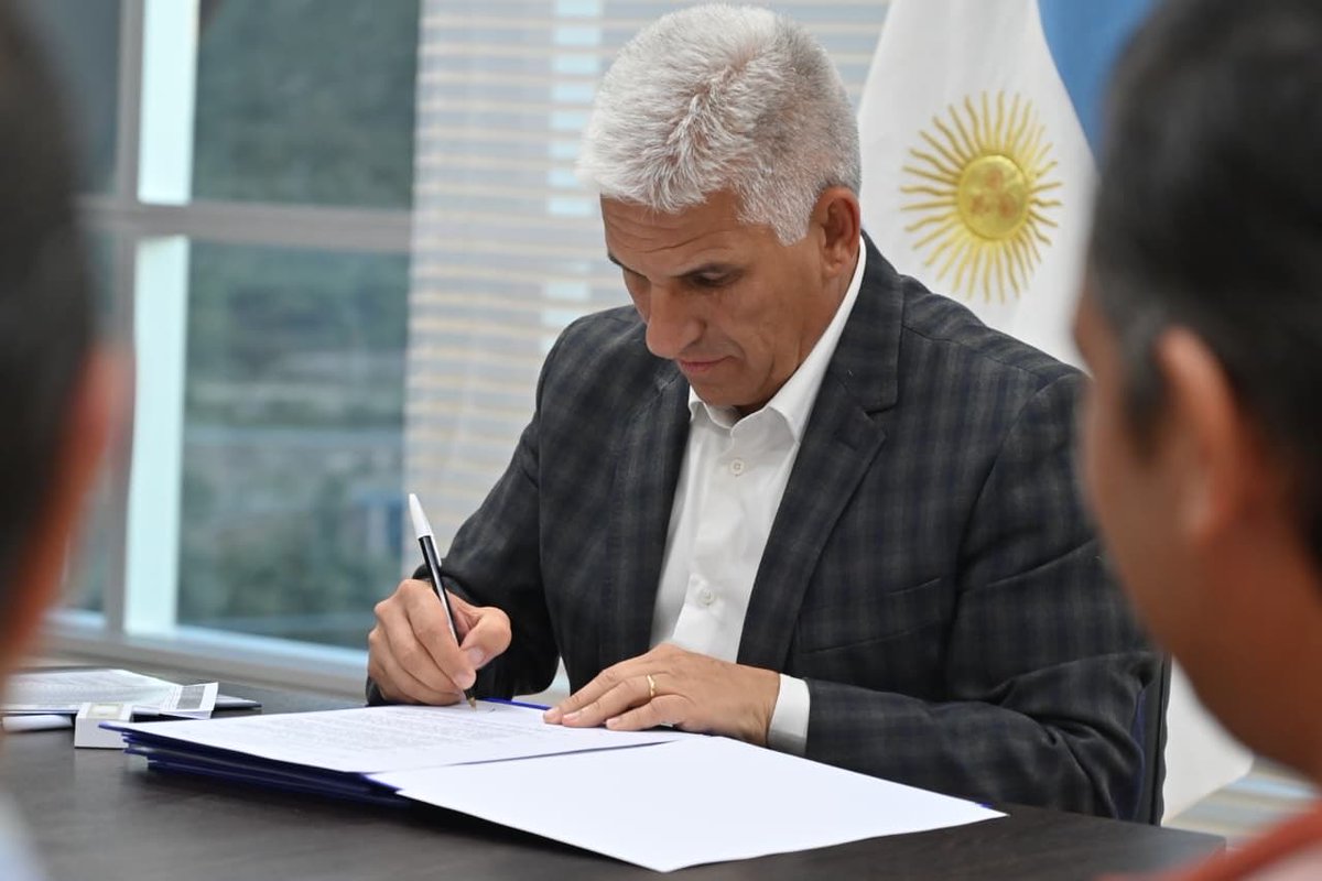 Iniciamos la construcción de 37 nuevas VIVIENDAS en cinco Localidades de la Pcia; Beazley, Alto Pelado, Paso Grande, Trapiche y Estancia Grande. Más de 100 puestos de trabajo para la construcción de las mismas. Y ya tenemos 1100 VIVIENDAS en ejecución lo cual significa, además de