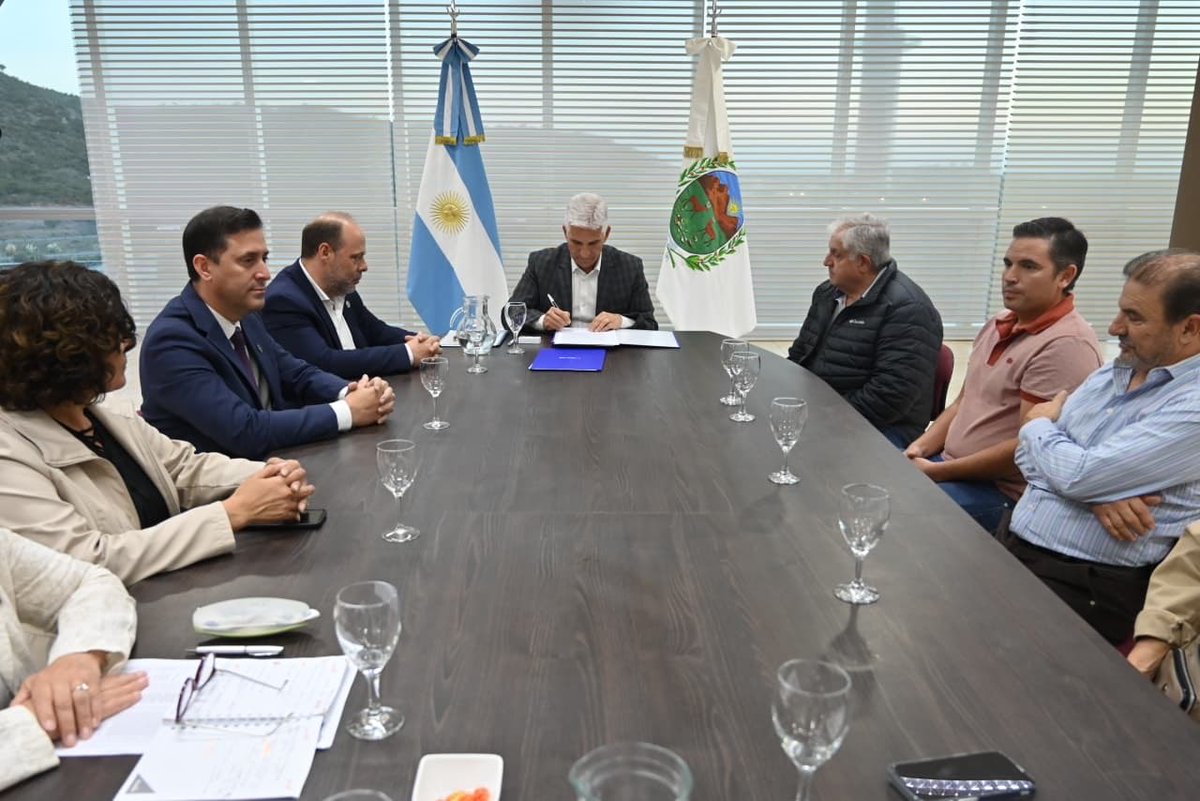 claudiojpoggi's tweet photo. Iniciamos la construcción de 37 nuevas VIVIENDAS en cinco Localidades de la Pcia; Beazley, Alto Pelado, Paso Grande, Trapiche y Estancia Grande. Más de 100 puestos de trabajo para la construcción de las mismas. Y ya tenemos 1100 VIVIENDAS en ejecución lo cual significa, además de emplear a 4000  trabajadores de la construcción, que 1100 familias Sanluiseñas  pasarán la Navidad del 2026 en su casa propia. Chau alquiler. Muy bien !!
