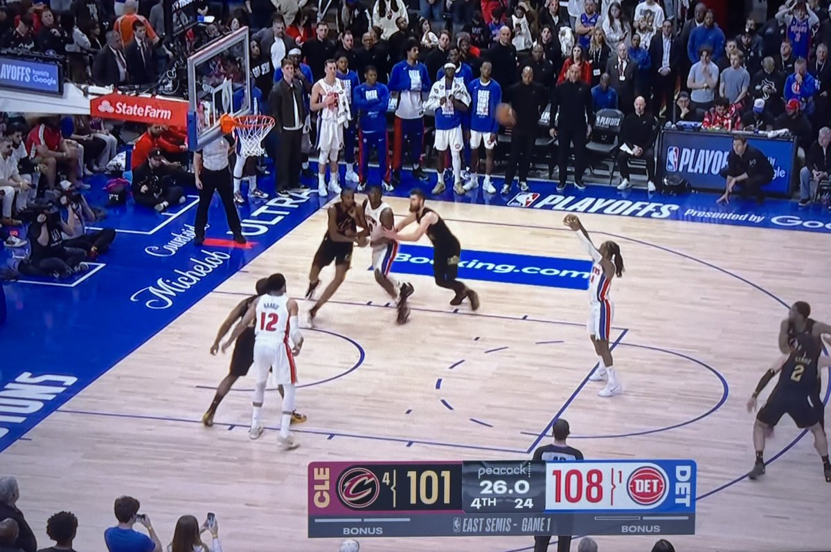 LarryB1rd33's tweet photo. I still don’t think people realize how crazy the Pacers run last season was 

We would’ve seen this pic below from Cavs Pistons and the caption would’ve been “the pacers somehow won this game” https://t.co/8qCAb2hZrJ