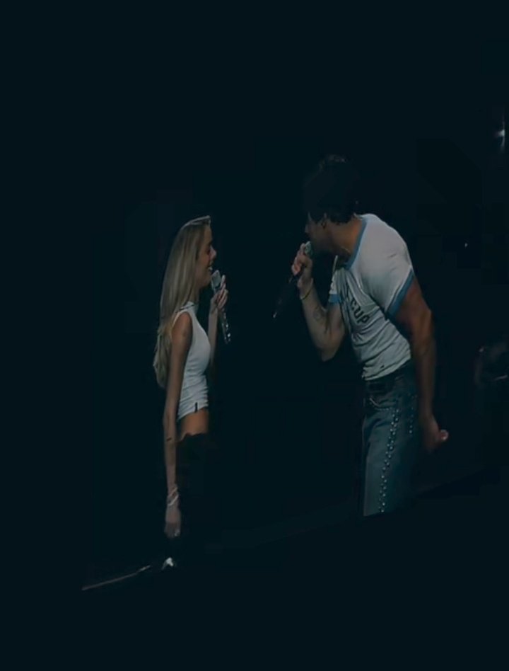 IMAGÍNATE SER TINI STOESSEL Y TENER A CHRIS MARTÍN SONANDO CON TU VOS, DESPUÉS LO TIENES TOCANDO LOS ACORDES DE CUPIDO EN TU PROPIO FESTIVAL, DESPUÉS APARECES CANTANDO THIS IS ME JUNTO A LOS JONAS BROTHERS Y DE PASO CANTAS CUPIDO MIENTRAS QUE NICK JONAS TOCA LA GUITARRA, REINA 👑