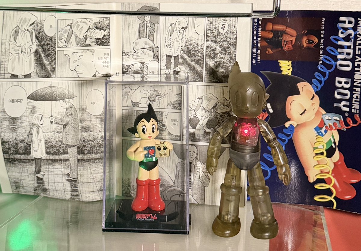 segaoni_'s tweet photo. 철완 아톰 원작  비디오게임 최고의 명작은 세가와 트레져가 협업하여 만든 <ASTROBOY 철완아톰 ~아톰하트의 비밀> *2003년 리부트된 아톰 베이스로 테츠카 오사무 월드 크로스오버 세계관

어제는 트레져의 아톰 하트의 비밀을 풀기위해 인간의 마음을 가지게된 아톰을 거실 조그만 공간에 설치했습니다. 

뒷배경은 아톰 원작 만화로서 탁월한 심리 묘사로 유명한 우라사와 나오키의 PLUTO 1권 마지막 페이지를 펼쳐놓았습니다.

‘네가…아톰이지…?’

PLUTO의 주인공 게지히트와 아톰의 첫 만남. 이후 주제의식에 밀접한 연관이 있는 인상깊은 장면입니다. 

아톰의 따뜻한 마음이 증오를 이겼습니다.
증오로는 무엇도 할 수 없습니다. 차가운 로봇에게 그런 ‘인간의 마음’이 생긴 것이죠.

요새 자주 곱씹는 말입니다.