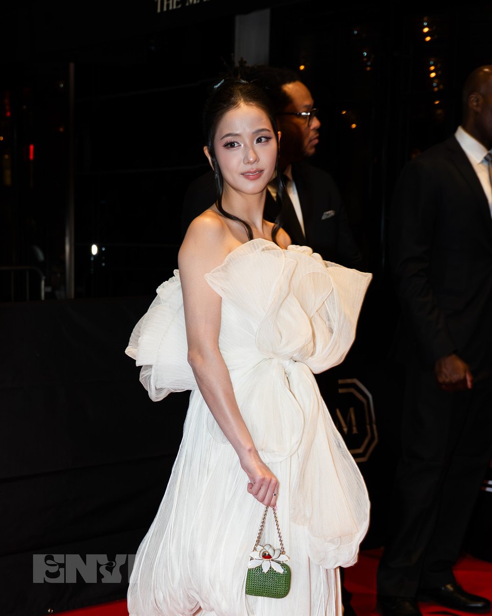 envimediaco's tweet photo. Dazzled in her look, BLACKPINK star #JISOO was spotted returning to The Mark Hotel in New York City. 🤍🌟

Photos by @filthydinosaurs exclusively for EnVi Media. https://t.co/SywPBrcclf