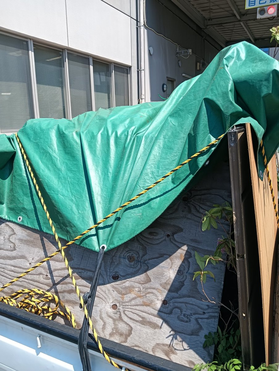 今日は、中学の同級生実家の庭手入れの手伝い。
春日部から、この為に帰省してきた友達と2人で。
草刈って木を切って処分場へ。
#草刈り
#空家維持
