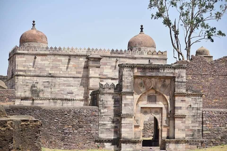 आज ही के दिन 06 मई 1532 ईसवी में रायसेन दुर्ग में रानी दुर्गावती ने अपने सतीत्व की रक्षा हेतु 700 वीरांगनाओं के साथ जौहर किया था।

अपने मान-सम्मान व गौरव की रक्षा के लिए अपने प्राणों की आहुति देने वाली महान वीरांगनाओं को कोटिशः नमन।

#RaisenJohar