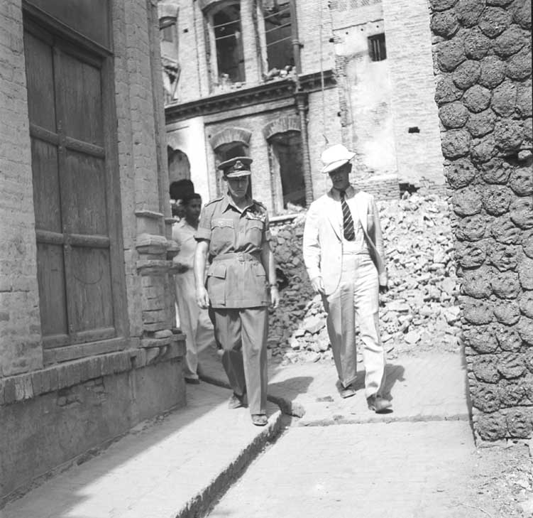 ayshasjk's tweet photo. Lord Mountbatten visiting the riot affected areas in Lahore during his tour to the place on July 20, 1947. Perhaps Mozang https://t.co/2mqslTVQxm