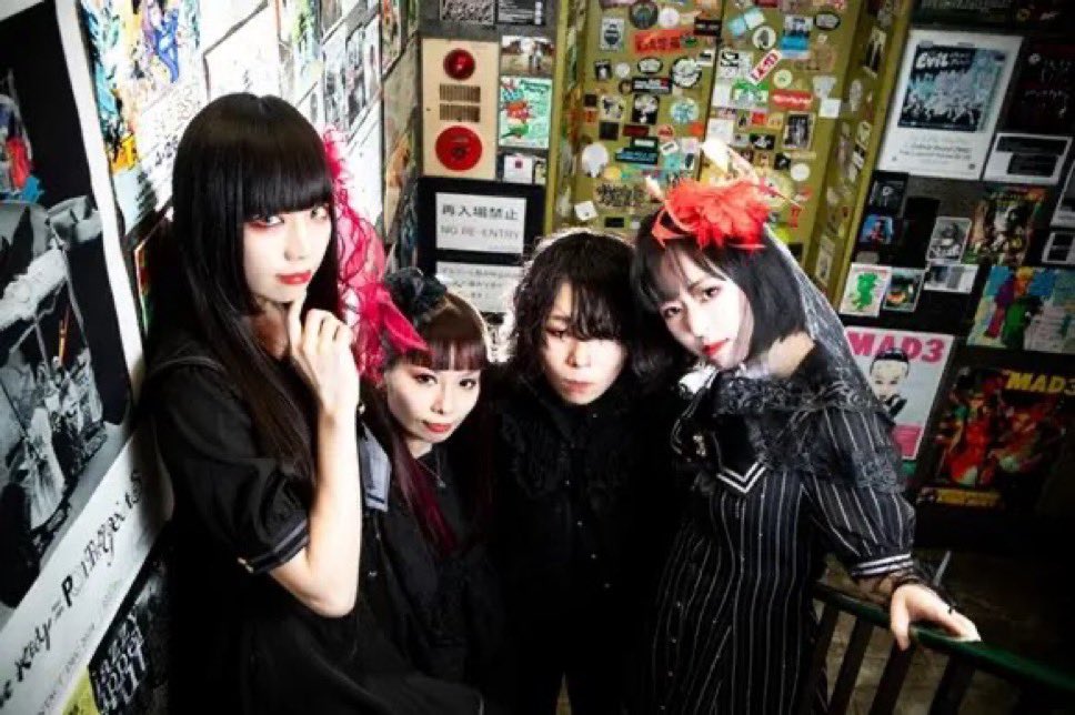 OriKen1's tweet photo. パンクだろうがメタルだろうがロックンロールだろうがポップスだろうが音楽なら何でも素晴らしいよ。でもハマるには何かしらの理由がある。個性あるモノに惹かれるんだけどあとは人間模様。
#亀のちのちKIRIA
#ミズニウキクサ
#LETITOUT
#3beat
音楽的にも人間的にも素晴らしい。
うわべだけじゃない。 https://t.co/880qowidNH