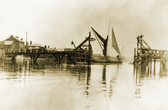 ColCivicSociety's tweet photo. #OnThisDay - 6 May 1916, a "Notice to Mariners" was issued by the #Admiralty requiring large sailing craft to lower and stow their sails while passing construction works for the wartime bridge over the #RiverColne between #Wivenhoe & #Rowhedge
More:
https://t.co/nkECosgPou https://t.co/WtFX4BwBr3