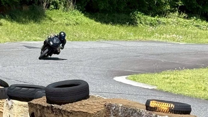 hyu_gsr9's tweet photo. 一緒に参加したカップルも撮ってくれました😎
ありがたい！

生身の人間の写真は貴重！笑

📷´- @t_pyn8   @ninninbiker 

 #でぃーちの気まぐれ走行会
#白糸スピードランド走行会 https://t.co/0v1hGN77k1