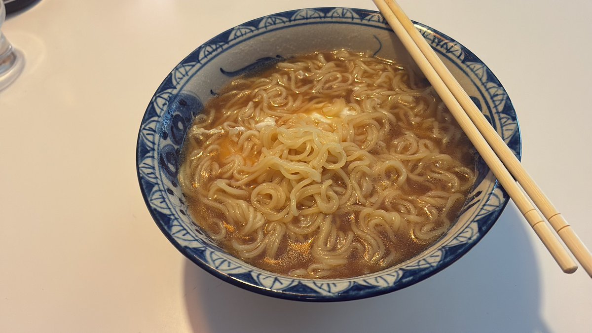 usagi_floppy's tweet photo. クラフトワーク聴きながら即席素ラーメン食う https://t.co/Fd2RtMHh8k