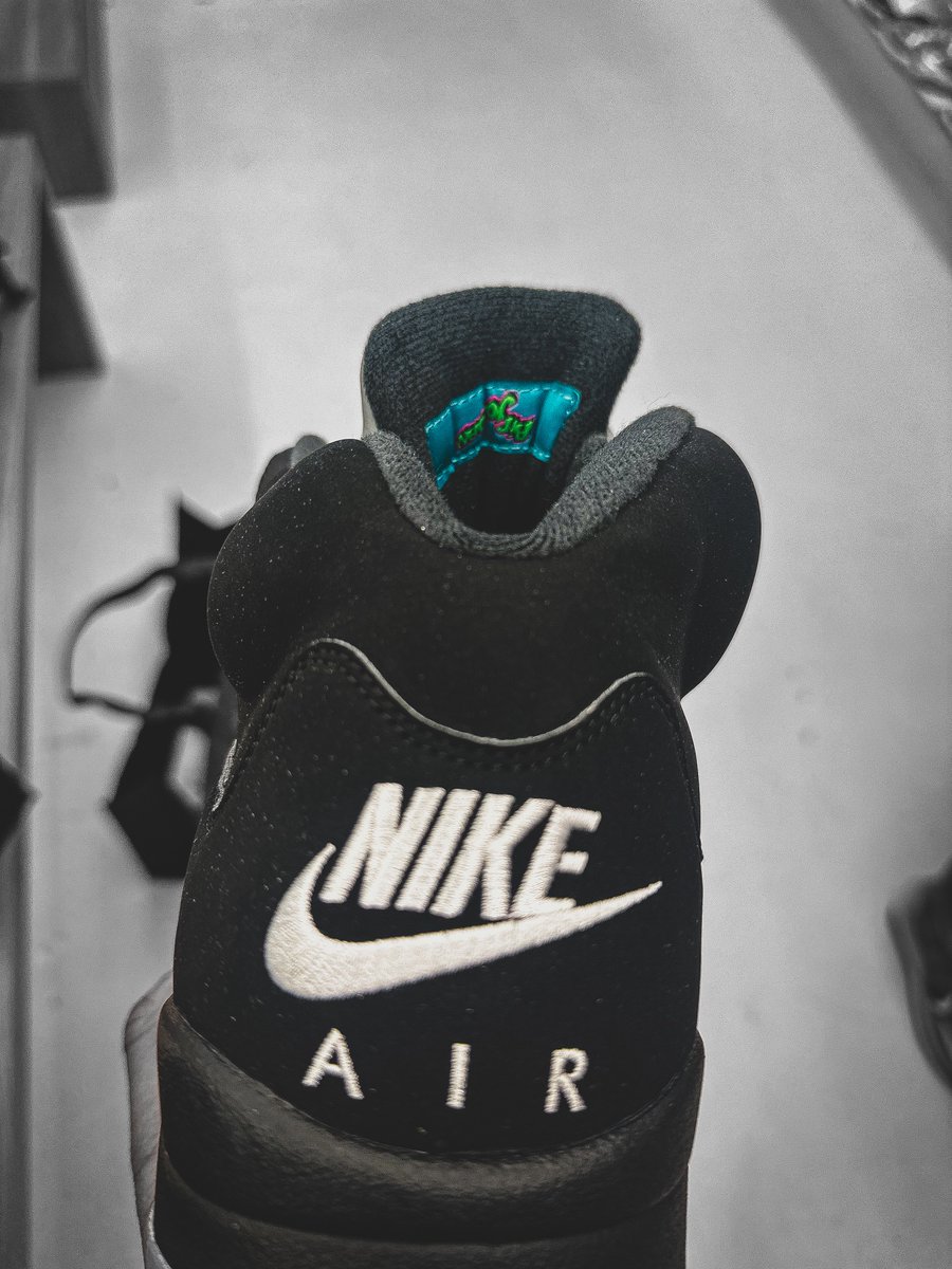 MrUnloved1s's tweet photo. Black Metallic Bel Airs @BigLex729 different. @Geeks2Sole on the way back soon. ☝🏾 https://t.co/jVJPCoE3TT