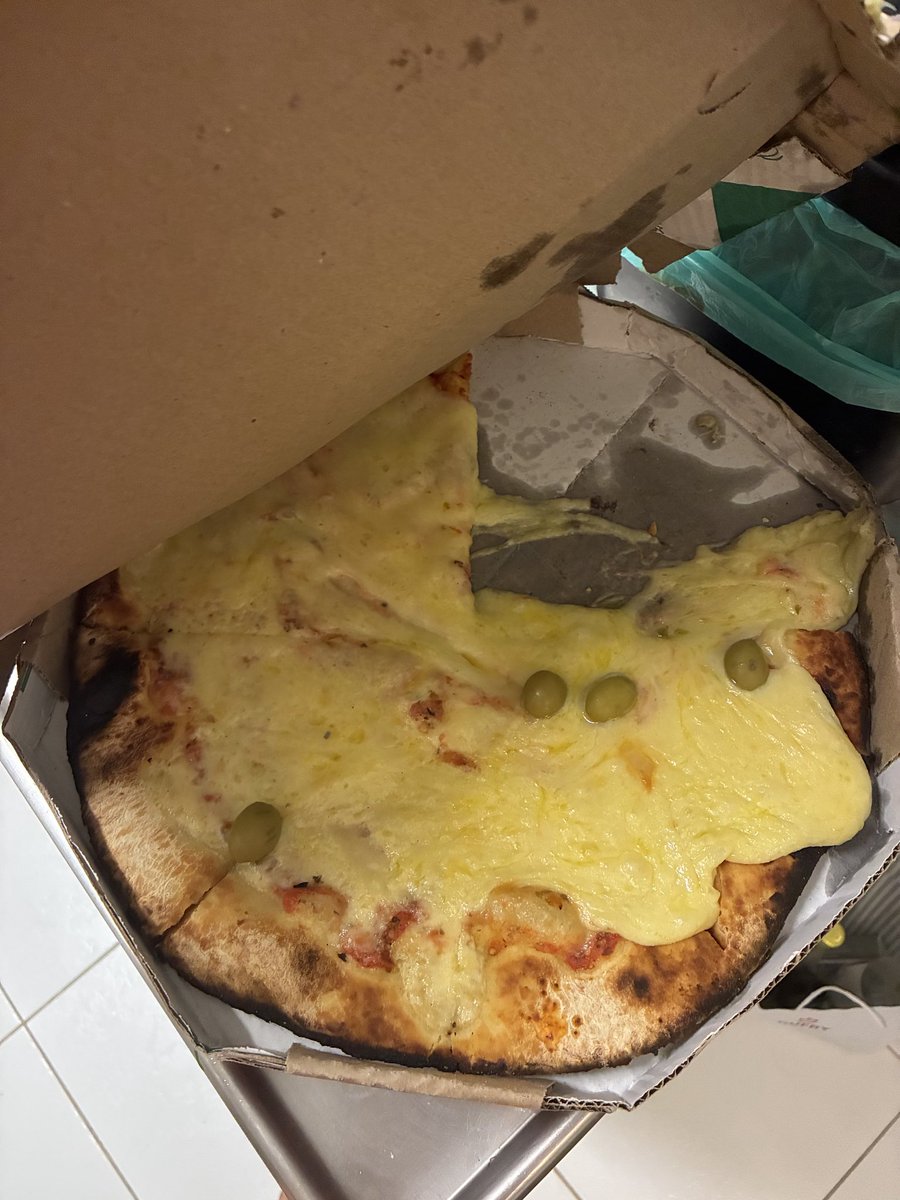 p0costa's tweet photo. O entregador do @voude99 comeu 2 pedaços da minha pizza. É isso, boa noite. https://t.co/dPc11ztDMX