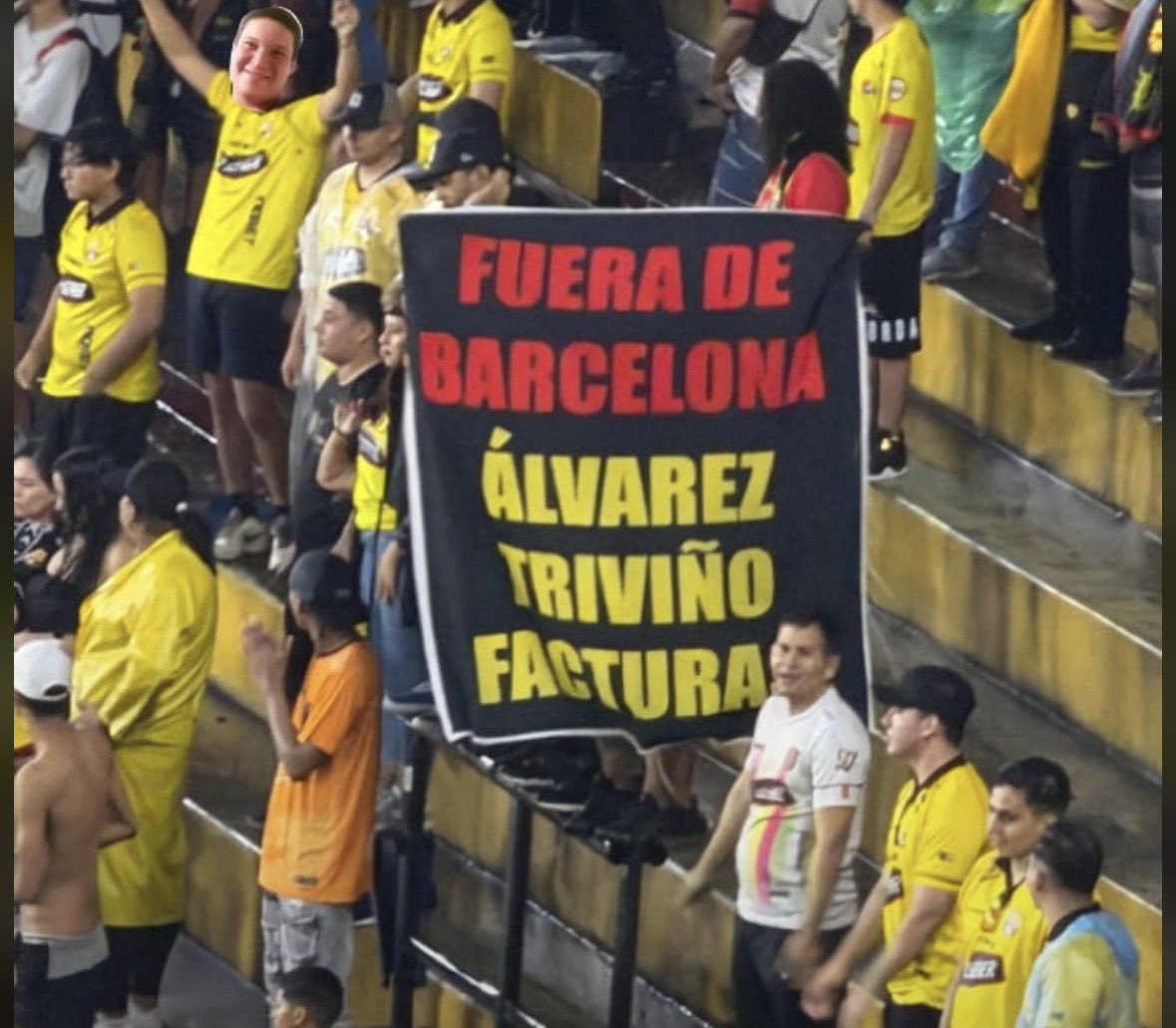 Directo y claro: la hinchada dijo basta y se manifestó con mensajes de protesta esta noche en el Monumental