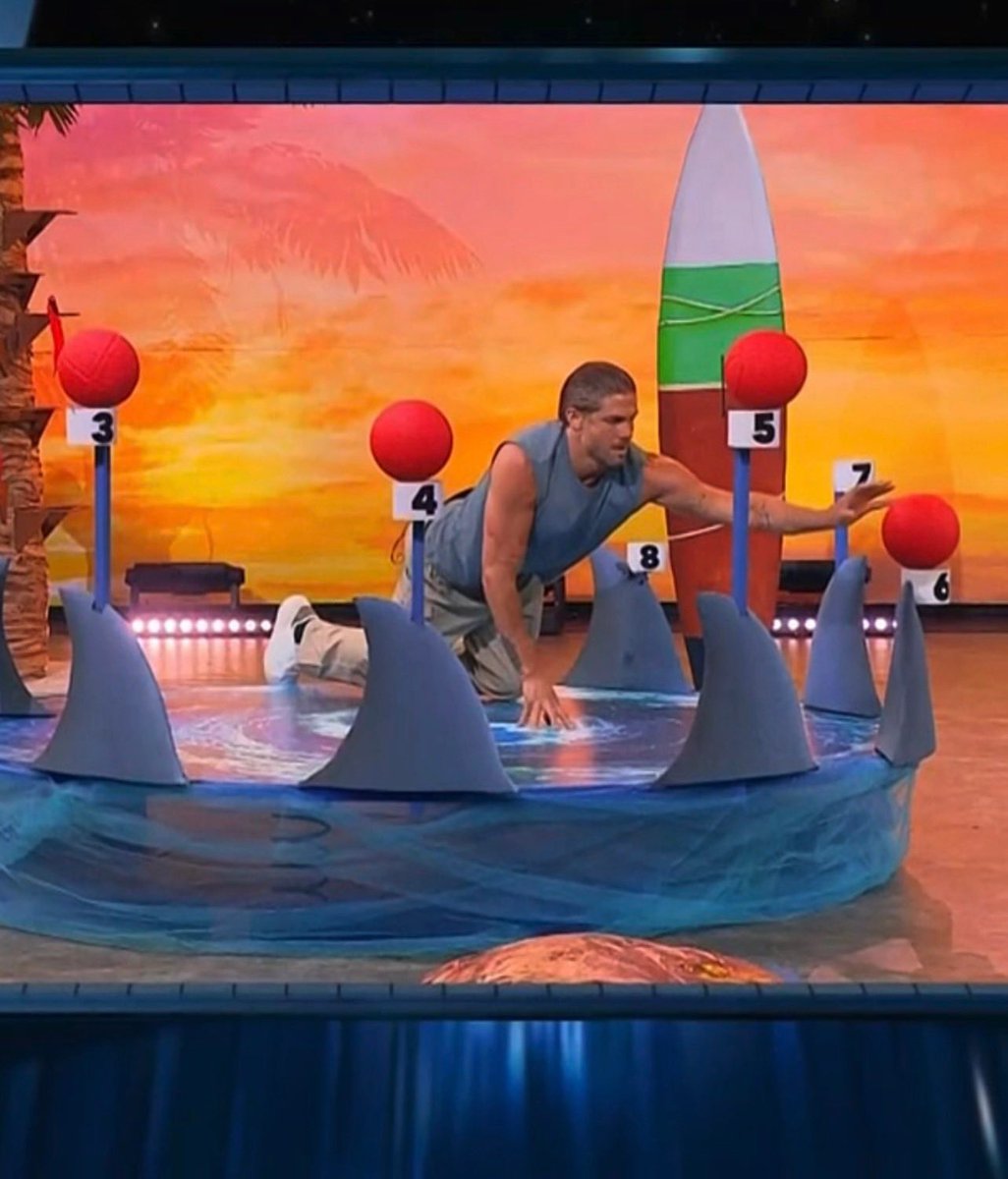 LaMunecaDx's tweet photo. Para los q no ven la gala..
produccion vs guerreros (otra vez) 
1 Cine pone a agua como rateros
2 Quitan a Horacio el gane xq su suela estaba fuera d plataforma y la dieron a Yorifalso con los pies volando
3 Caja d tentación a Curvy y quitan a Caeli de opción para puntos aunque ella también esta en el cuarto agua #LCDLF6