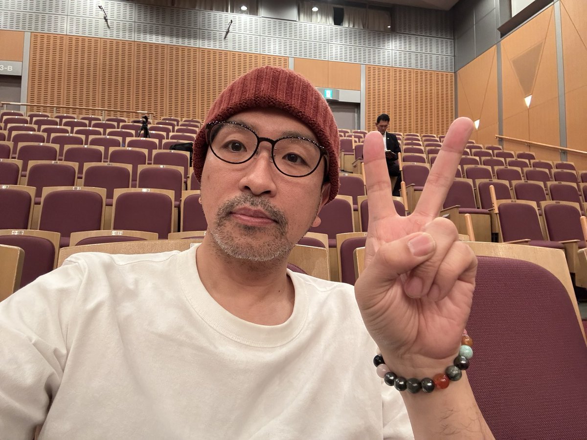 elninodeoro2020's tweet photo. 娘のピアノとうたの発表会。
連弾を断られて出番がないパパは、応援と送迎とかな感じ。

やっぱステージっていいなぁ。
娘もパリパリに刺激を受けて、集中して、自分の世界に入ってます(^-^)

楽しめー

#ピアノ発表会 #パパは応援 #髭 https://t.co/CduvNiTdJg