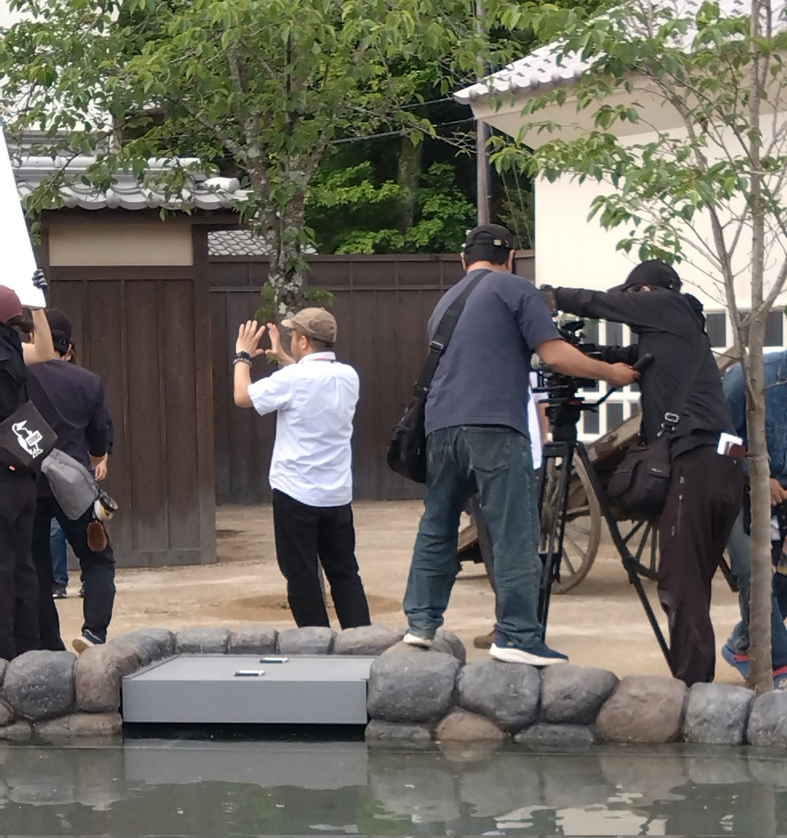 4日から京都入り。やっと時間取れたので数少ない📷をアップします。
先ずは白石監督と安田カメラマンのを。今にも落ちそうな石の上に立ってカメラ位置を調整していたので、ツルッと滑ったら池ポチャって心配した📷