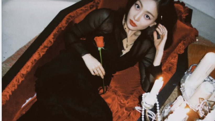 JHYOPICS's tweet photo. vampire jihyo https://t.co/S3eppGUybd