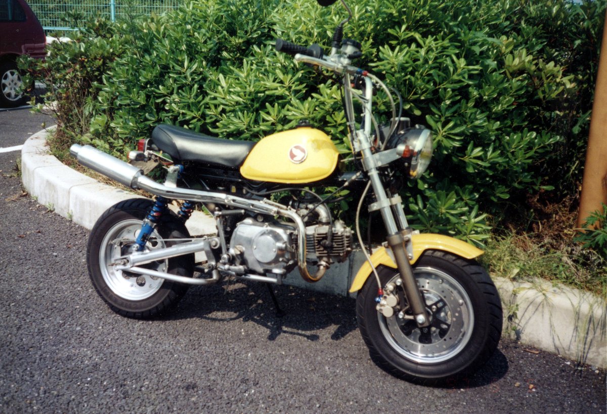 Edanke1's tweet photo. イエロー・Monkey
フジミのモンキーとタミヤのダックスの余りパーツを使って愛車を製作します。実車が手元にあるのでリサーチは楽です。10年以上乗っていないなぁ。 https://t.co/kxbbx4bio2