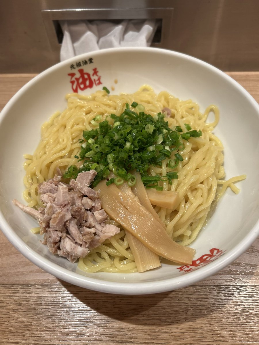 hetimanox's tweet photo. 空港きたのにこれ食ってんのばか https://t.co/QSsCcMw4KT