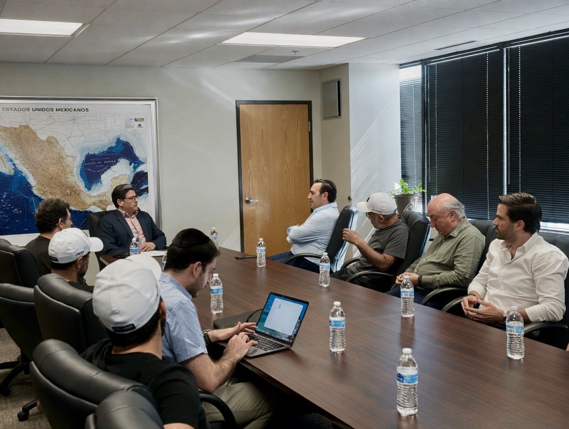 jorgem_yescas's tweet photo. Today, we welcomed business leaders from C3ntro Telecom, led by Simón Masrie, for an update on Project Tikva — a strategic fiber optic initiative connecting Phoenix🇺🇸 and Querétaro🇲🇽

This project will strengthen digital connectivity, innovation, and economic integration between Mexico and the U.S.

We were also joined by business representatives from Sonora, including members of Grupo Virgo.