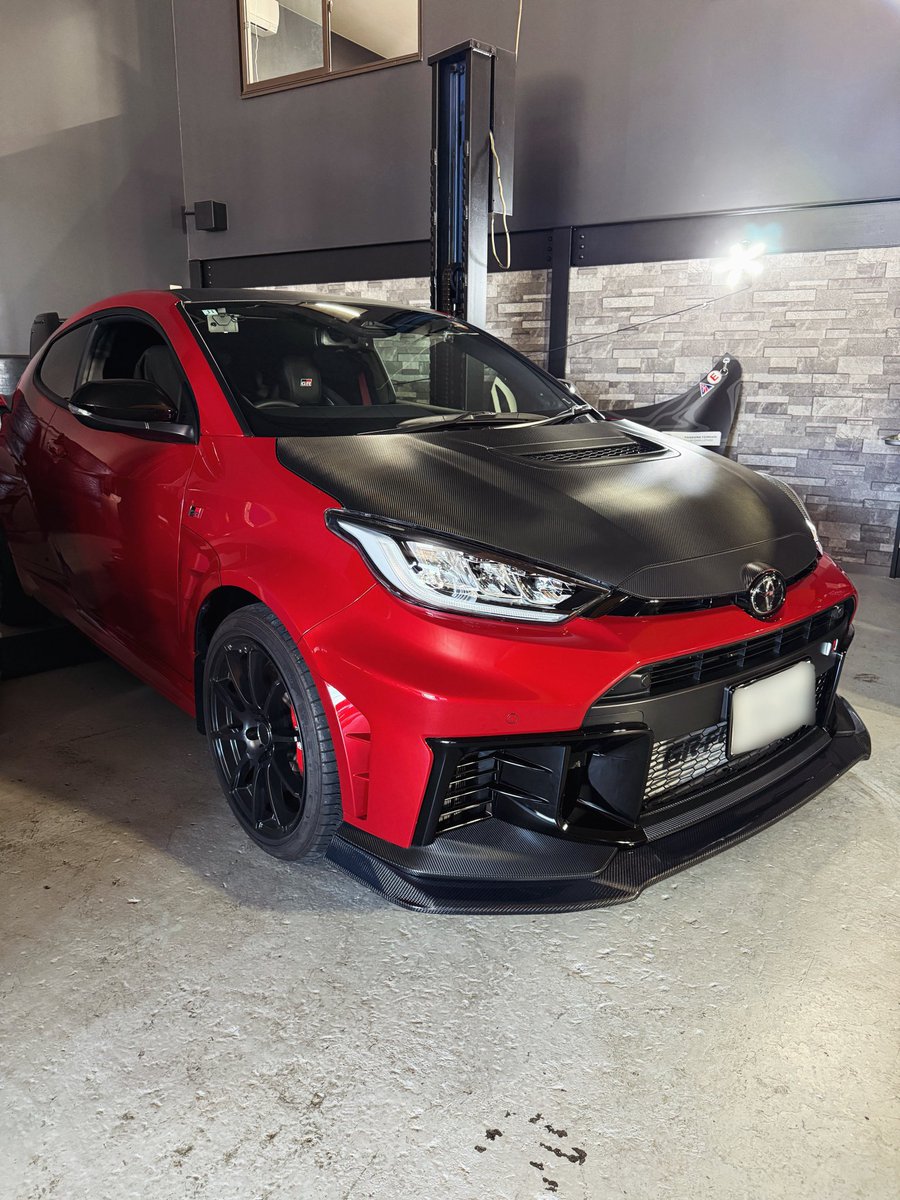 motojima5555's tweet photo. SUPER GTのテストの際にお声がけいただいたお客様のGR YARIS AERO PERFORMANCE PACKAGE に、Cleib × Yuya Motojima コラボのリップスポイラーを @jaylock725 で取り付けさせていただきました。

赤いボディとブラックカーボンの組み合わせ��とてもカッコいい仕上がりです！
オーナーさんからこんな物が欲しいなど色んなことが聞けました。ありがとうございました！