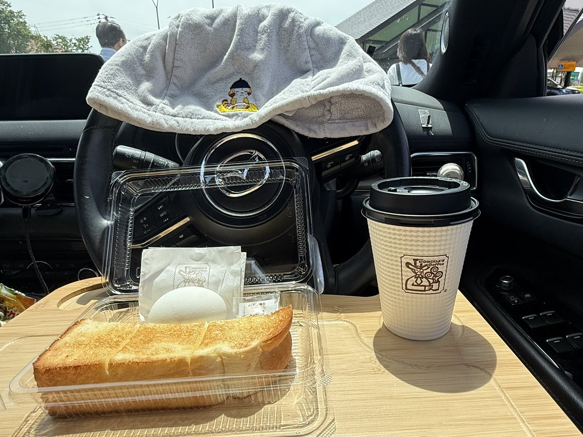 mana_style's tweet photo. 月山を早朝に出発！
夕方までに熊野へ入りたいので、11時間ひたすら走る🚗💨
コメダのテイクアウト、コーヒー買ったらモーニングも付いて来たので、二度目の朝食ww
#妙高SA
#車中飯
#整いラスカル https://t.co/03nVOaqw9z
