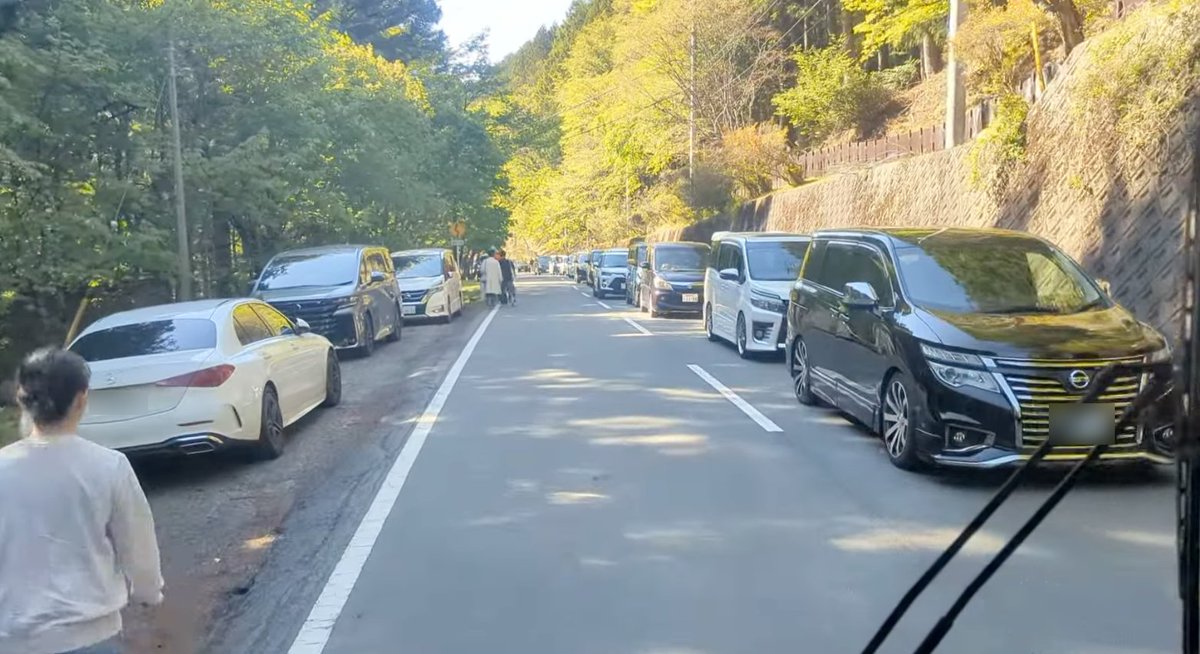 authen89's tweet photo. GWの三峯神社、車より歩いたほうが早いかもしれない。

5月5日の朝8:30ごろ、僕らは大輪登山口から徒歩で出発。

同じ時間に横を通った定期便バスが、僕らが13時ごろ三峯神社に着いた時点で、まだ渋滞で到着していませんでした。

※徒歩ルートは登山道です。装備と時間の余裕は必須。 https://t.co/n0sq0UFDwd