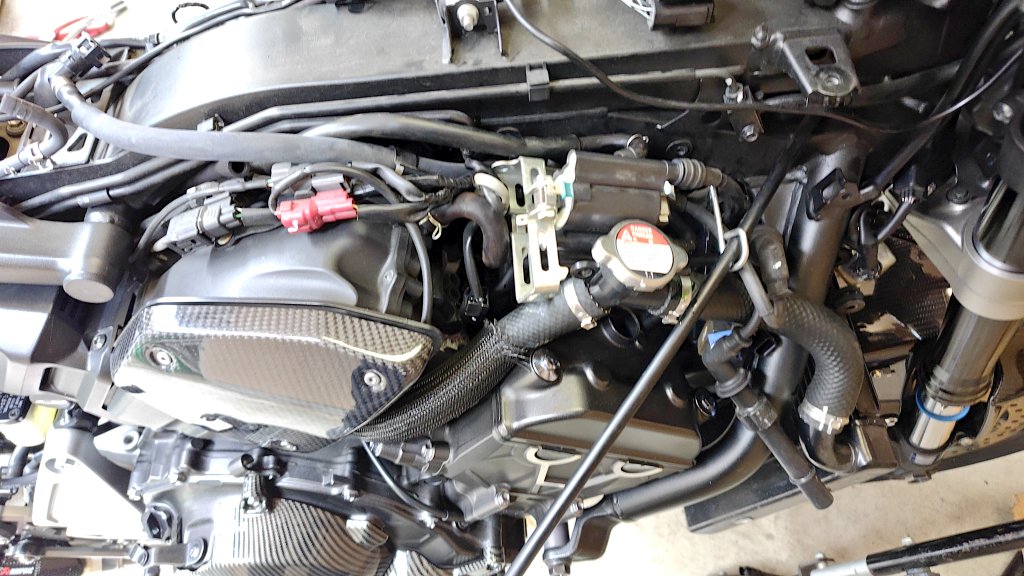 Scissor___Man's tweet photo. いや〜面倒くさい…

#CB1000R
#プラグ交換 https://t.co/OTmVXhUnlY
