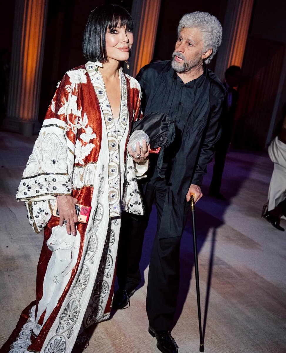 BadBunnyBrasil's tweet photo. Bad Bunny e Kris Jenner no Met Gala, ontem a noite. https://t.co/xeyMmQ69eI
