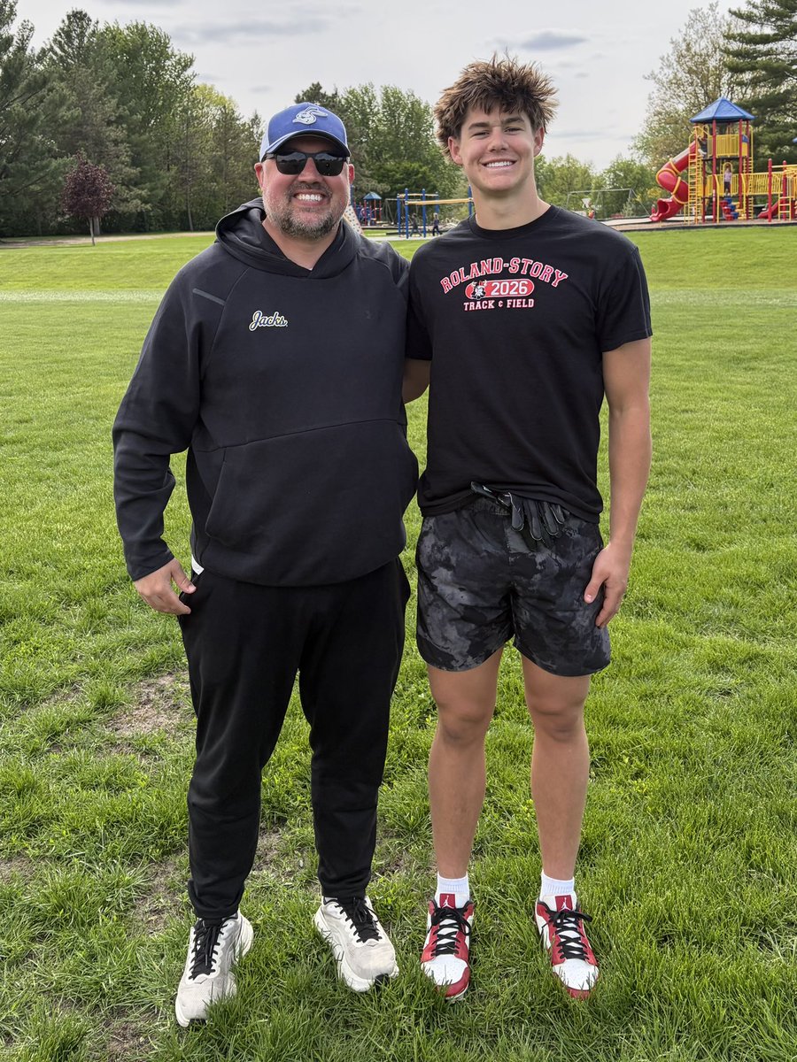 LukeThoreson7's tweet photo. Thank you @ldbengtson for coming in and watching me workout and run routes! I’m excited to see you at camps and what comes next!🔵🟡🐰 https://t.co/z4FCZW69dS