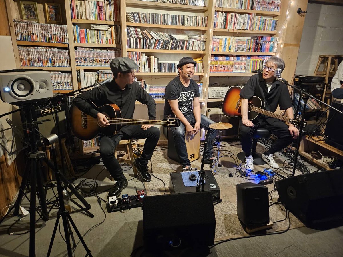 shikahamaband's tweet photo. 鹿浜バンド、昨日はotonari presents 「Rock steady GW拡大special！」に、acoustic setで出演しました〜🎵
ご来場いただいた皆様、配信を見ていただいた皆様、ありがとうございました〜

2026.5.5 Acoustic House おとなり
1.D
2.ホームタウン
3.リラの花
4.夢の中
5.黒い扉 https://t.co/GjXnIpQuJW