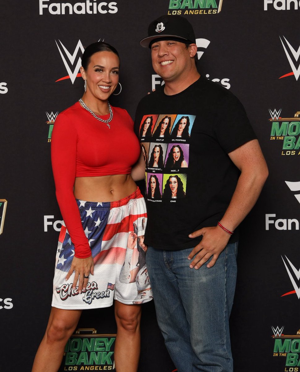 krisjaus's tweet photo. Wishing a speedy recovery to my favorite @wwe superstar @ImChelseaGreen! The superstar I’ve met more than any other https://t.co/K6CuKcEUa1