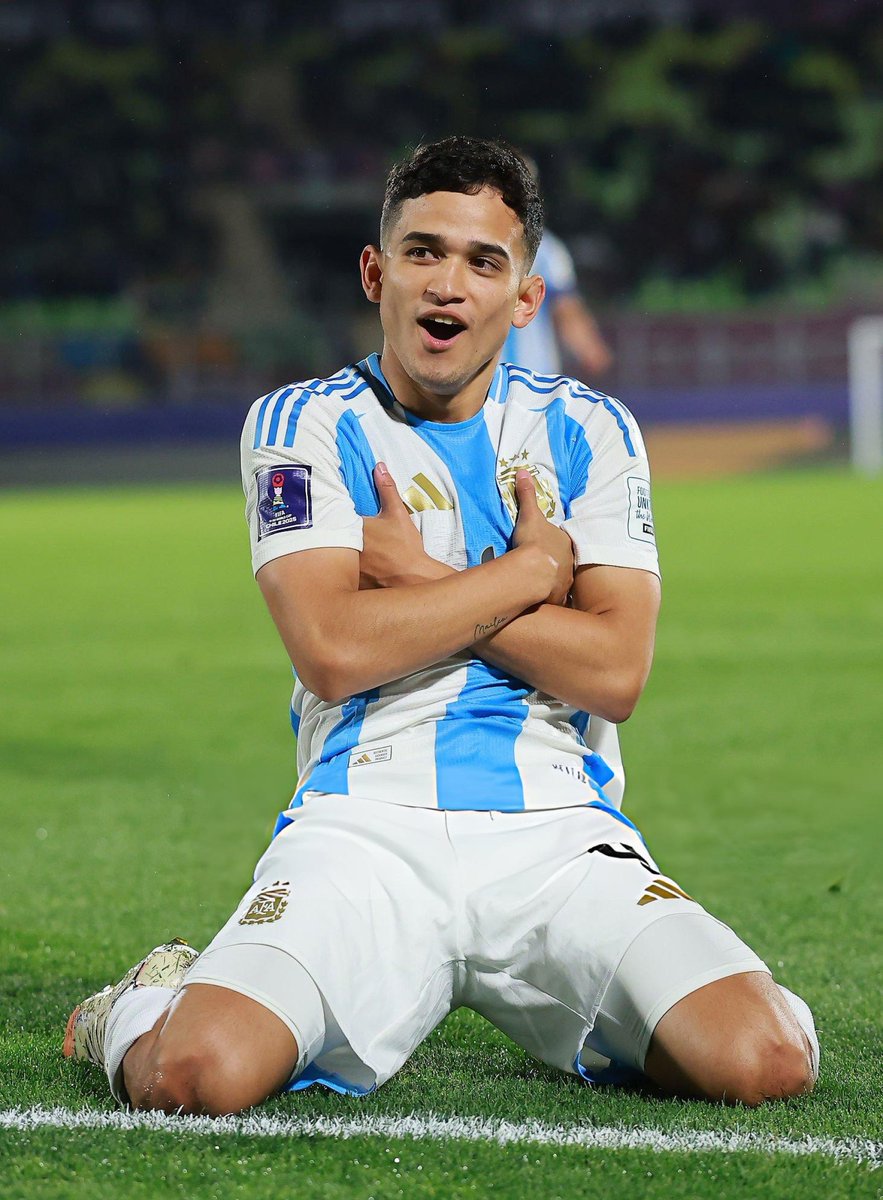 El peor jugador del plantel juega de 4 y el mejor jugador de la reserva juega de 4. No tiene sentido seguir así, es lo más simple del mundo y se te solucionan mil problemas. 

GOROSITO TITULAR