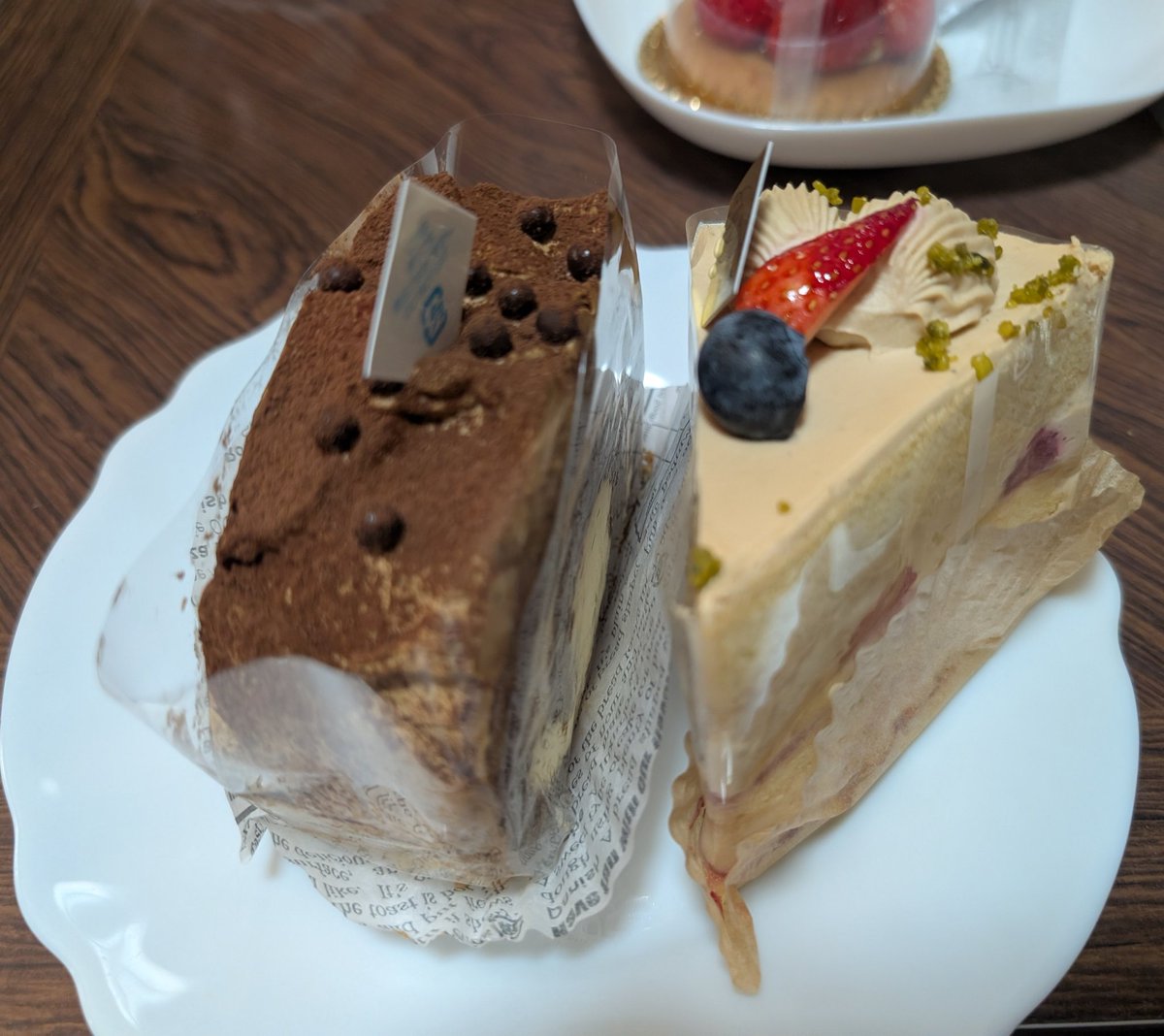 mitukimisya's tweet photo. 実家に帰省中です♪
お父さんとお母さんがお誕生日ケーキ買ってきてくれました🍰✨
家族皆で分けて私はチョコ好きだからチョコロールと紅茶のケーキいただきま～すニャ♪
おいちそうぅ✨️(๑´ڡ`๑)🍴🍰
久しぶりに家族にお祝いしてもらっちゃいました♪ありがとぅ✨️
#日記 https://t.co/YFDJWuJa6e