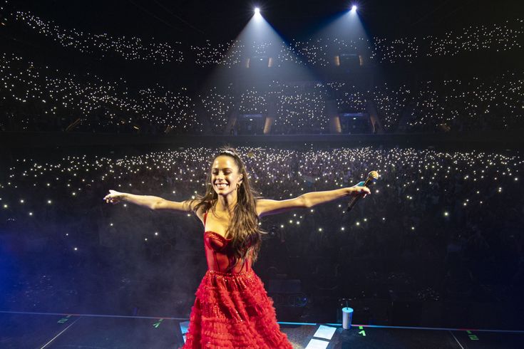 TINI con los cuadros de su show de inauguración del Movistar Arena en Buenos Aires con el "Quiero Volver Tour" en 2019.