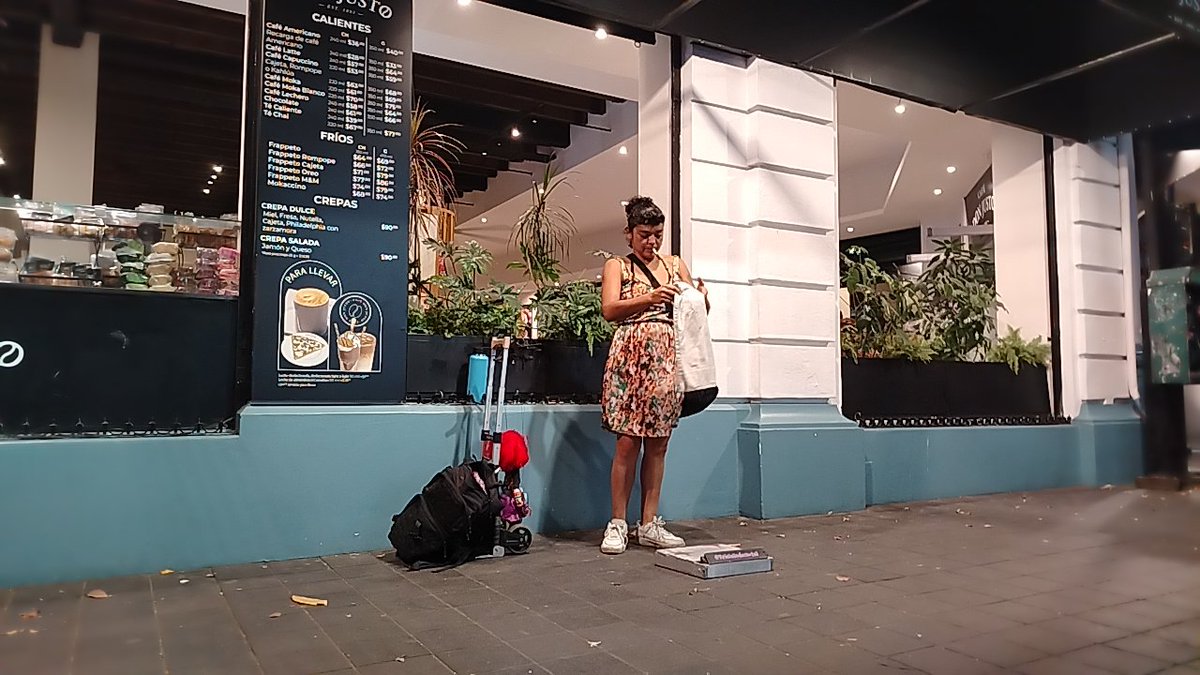 cmarx8474's tweet photo. #Xalapa y sus artistas callejeros.. Triciclo Mental y sus #marionetas, #Títeres #cajasmagicas y #Teatrodepulgas #TeatroCallejero https://t.co/gnW6XTOpkA