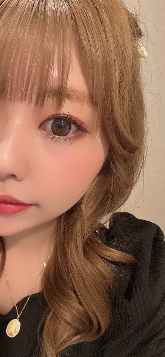 nrm_snnm's tweet photo. 昨日のメイク💄💫
（リリイベで『またコスメ更新待ってる！』って言ってもらえたから😘）

髪色が思っていた以上に寒色に抜けていくからとにかく血色命でチークとハイライト爆重ねしてこだわり抜いた❤️‍🔥‼️Diorリップは新作だよん🫶🏻💕しょこたん気に入ってくれたら嬉しいなぁ🎁🌟

 #しょこたん20周年 https://t.co/TDOIKImvsx