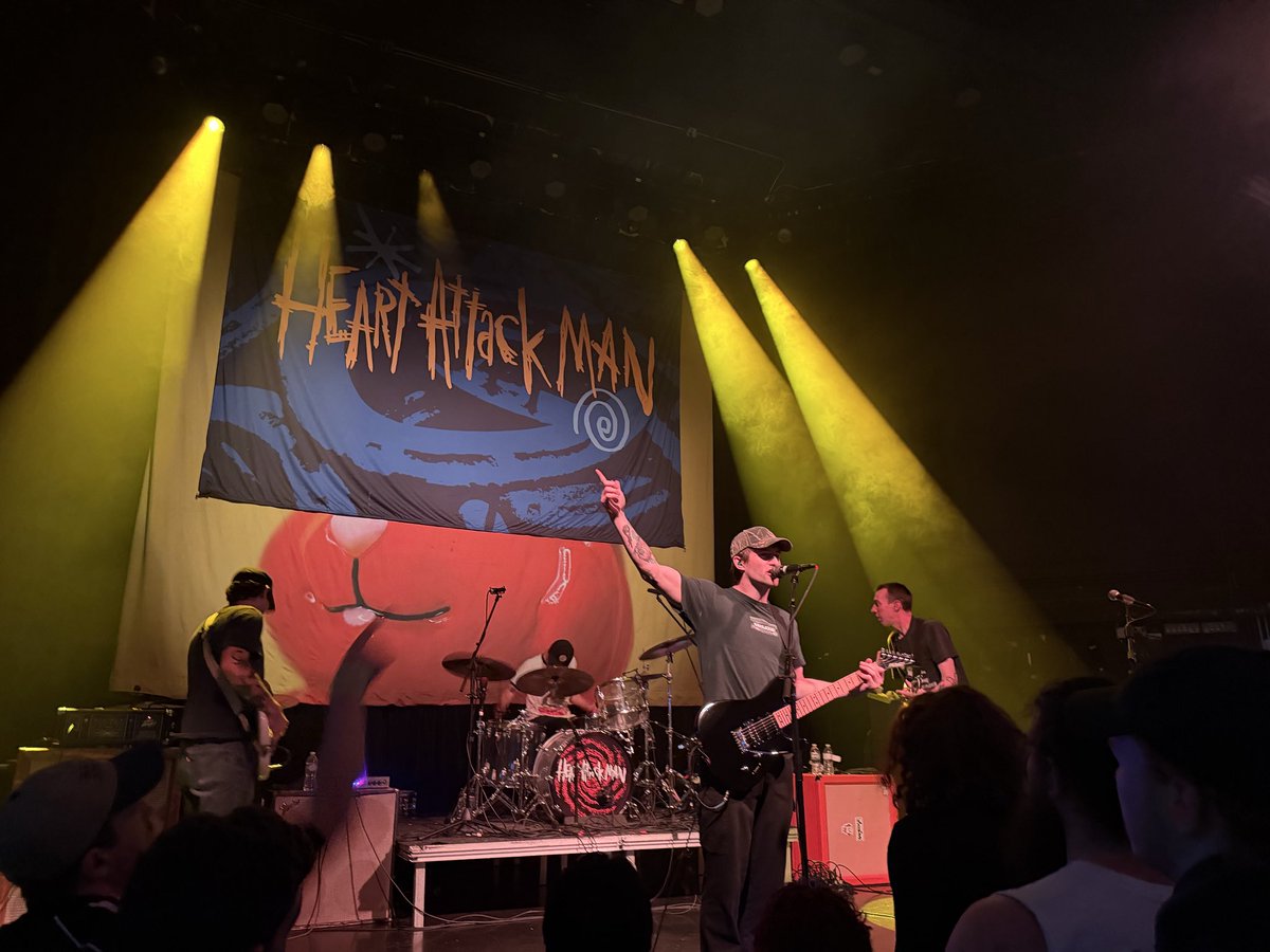 megatrollll's tweet photo. I’m the most awkward human everytime I talk to my favorite artists whatever what a night @HeartAttackMane https://t.co/IejpHdvXFC