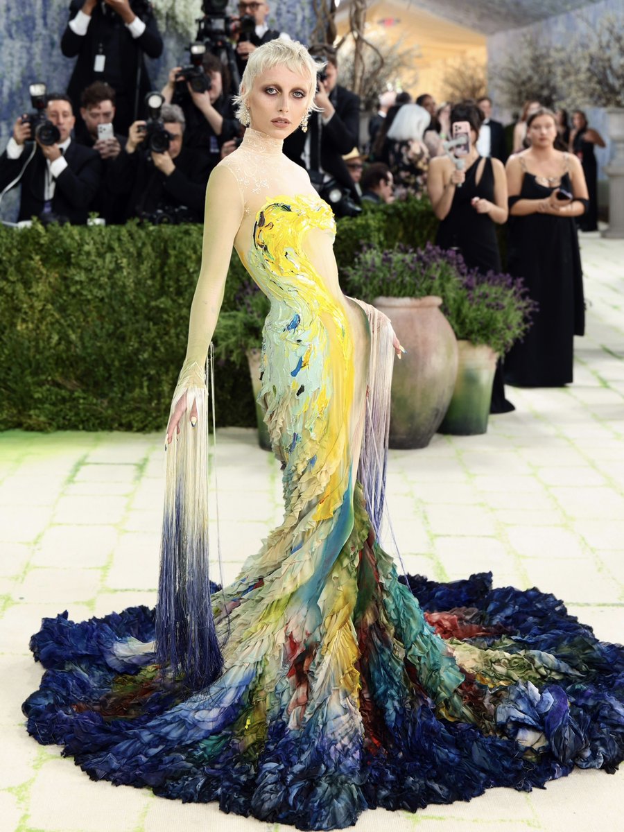 myprettythings's tweet photo. Emma Chamberlain in Mugler by Miguel Castro Freitas for the 2026 Met Gala. 🎨 https://t.co/oJ6TvAGIXf