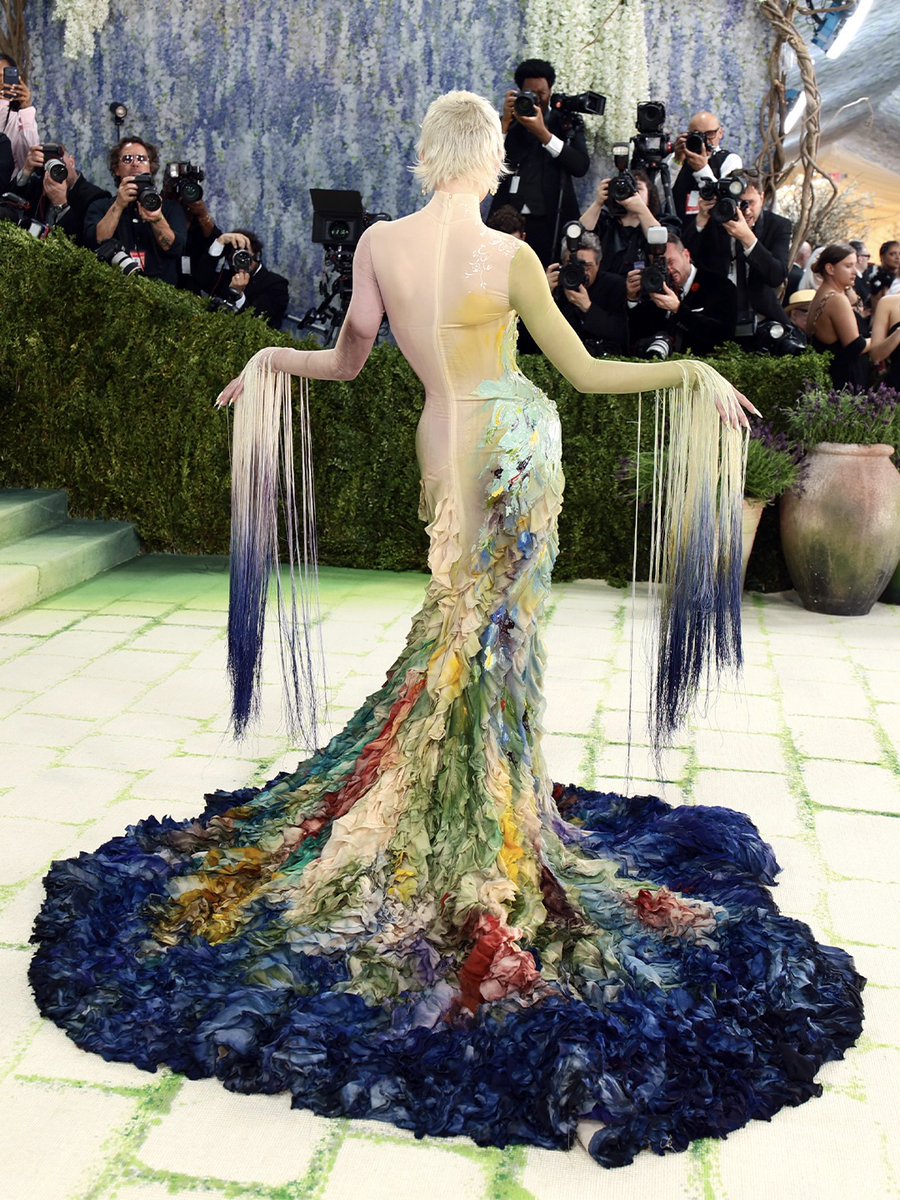 myprettythings's tweet photo. Emma Chamberlain in Mugler by Miguel Castro Freitas for the 2026 Met Gala. 🎨 https://t.co/oJ6TvAGIXf