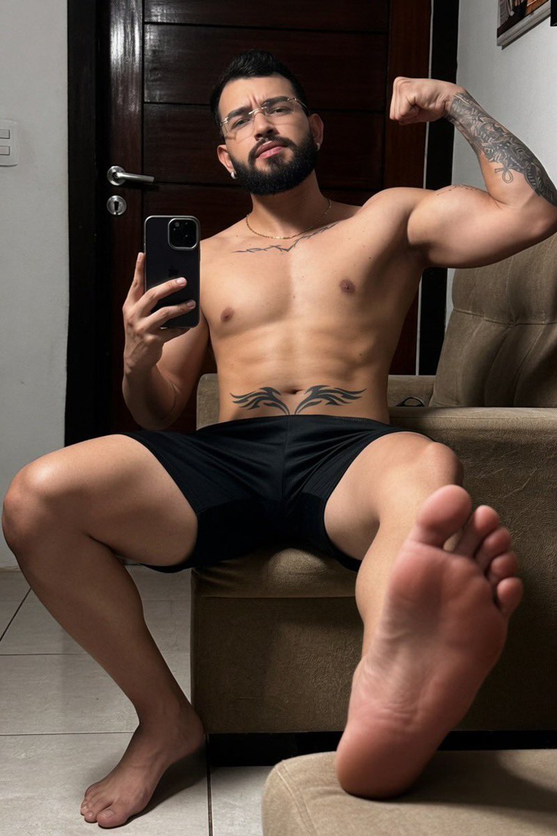 deboresjr's tweet photo. Não preciso falar nada. A pose já diz tudo, atitude pesada. 🦶🏻💪🏻🤑.                             

#findom #dommaster #cashsmaster https://t.co/36pQlDtcvH