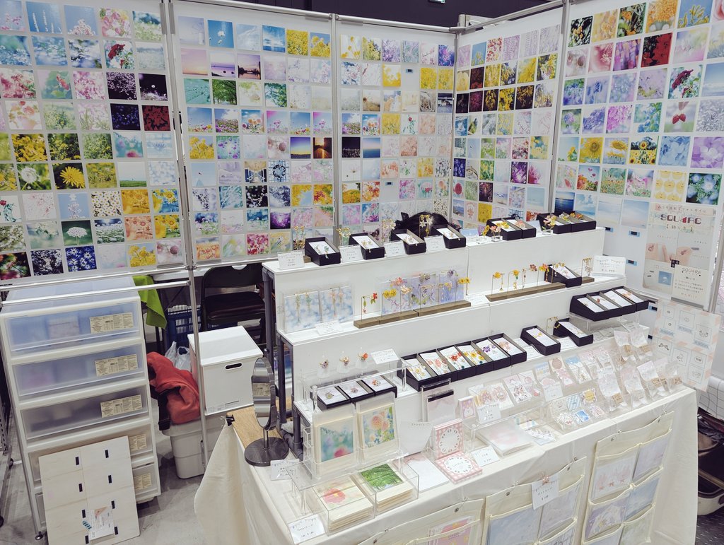 penta032's tweet photo. クリエーターズマーケット vol.54　2日目
スタートです🥳✨️

【お品書き】
SQU4RE-スクエア-　４枚　2,000円
お花のアクセサリー　4,500円
フレークシール　350円
はんこ　500円〜
などなど…😌

#くまこ堂
#クリエーターズマーケット
#クリマ
#クリマ54
#ハンドメイド https://t.co/ne2nHdtFYk