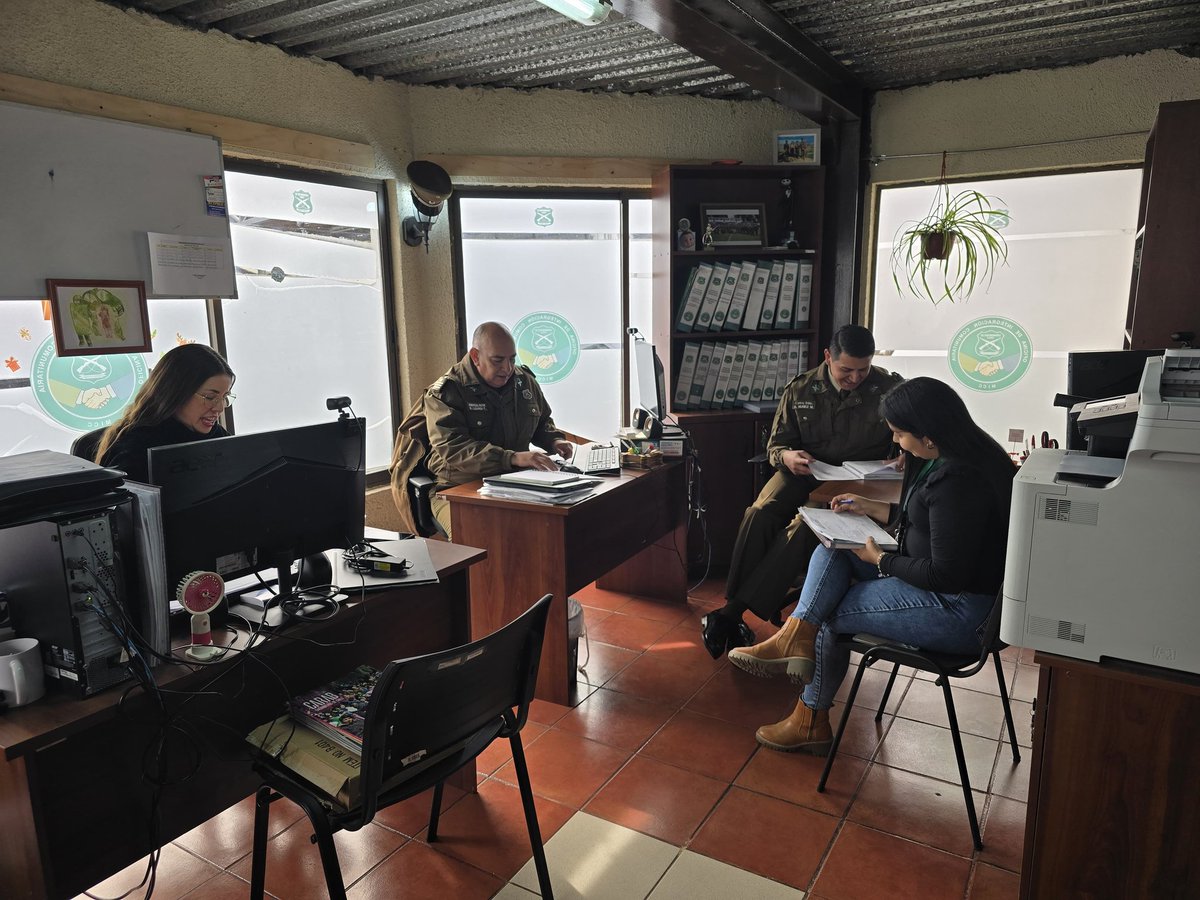 SendaSantaCruz's tweet photo. SENDA Previene Santa Cruz en conjunto con la Oficina Comunitaria de la 2° Comisaria de Carabineros de Santa Cruz realizaron reunión de coordinación, gestión de actividades y operativos preventivos, correspondiente al mes de Mayo del año 2026. https://t.co/6HMZmLkZAE