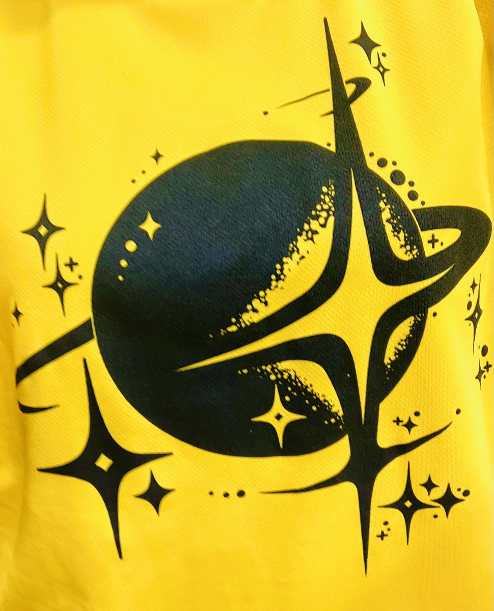 Sh25252_'s tweet photo. 高三の時つくったクラスTシャツ！
黄色だから惑星とかキラキラとか https://t.co/Ki2gWAPz4I