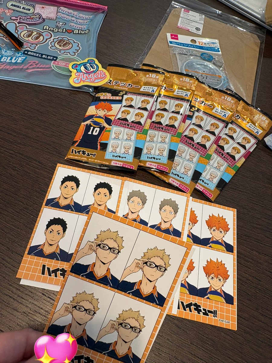 rin_rin_ne's tweet photo. つつつつつつっきーーーーー！
8個残ってたから半分買ってきたらつっきーーーーー🥺残りは日向木下大地でした🫶百均に缶バッチケースとクラフト封筒買いに行っただけなのに🤣seriaに行ったらエンジェルブルー沢山あってついつい買っちゃったよ…🤦🏻‍♀️ https://t.co/UpR3pspYax
