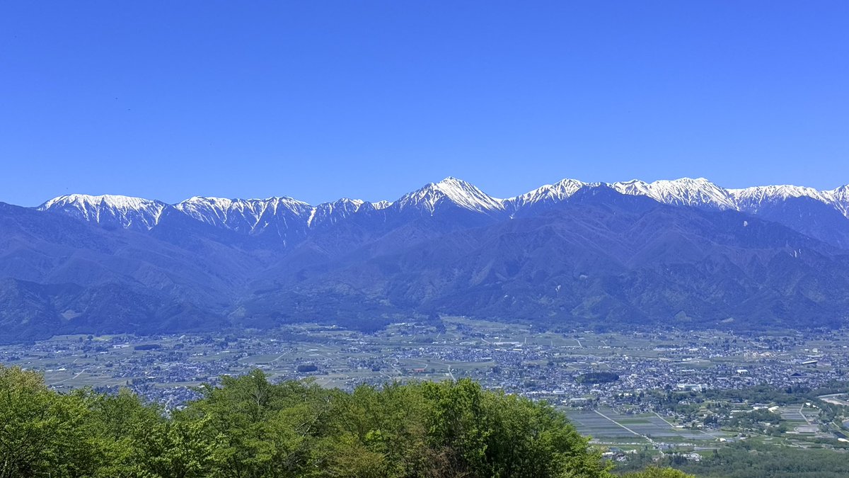 toraya_drone's tweet photo. 昨日の山並みです。

安曇野の長峰山に登りました。
気軽に登れて景色もいいのでおすすめです。

#爺ヶ岳　#北アルプス　#パノラマ　#長峰山 https://t.co/oVT40nO3wS