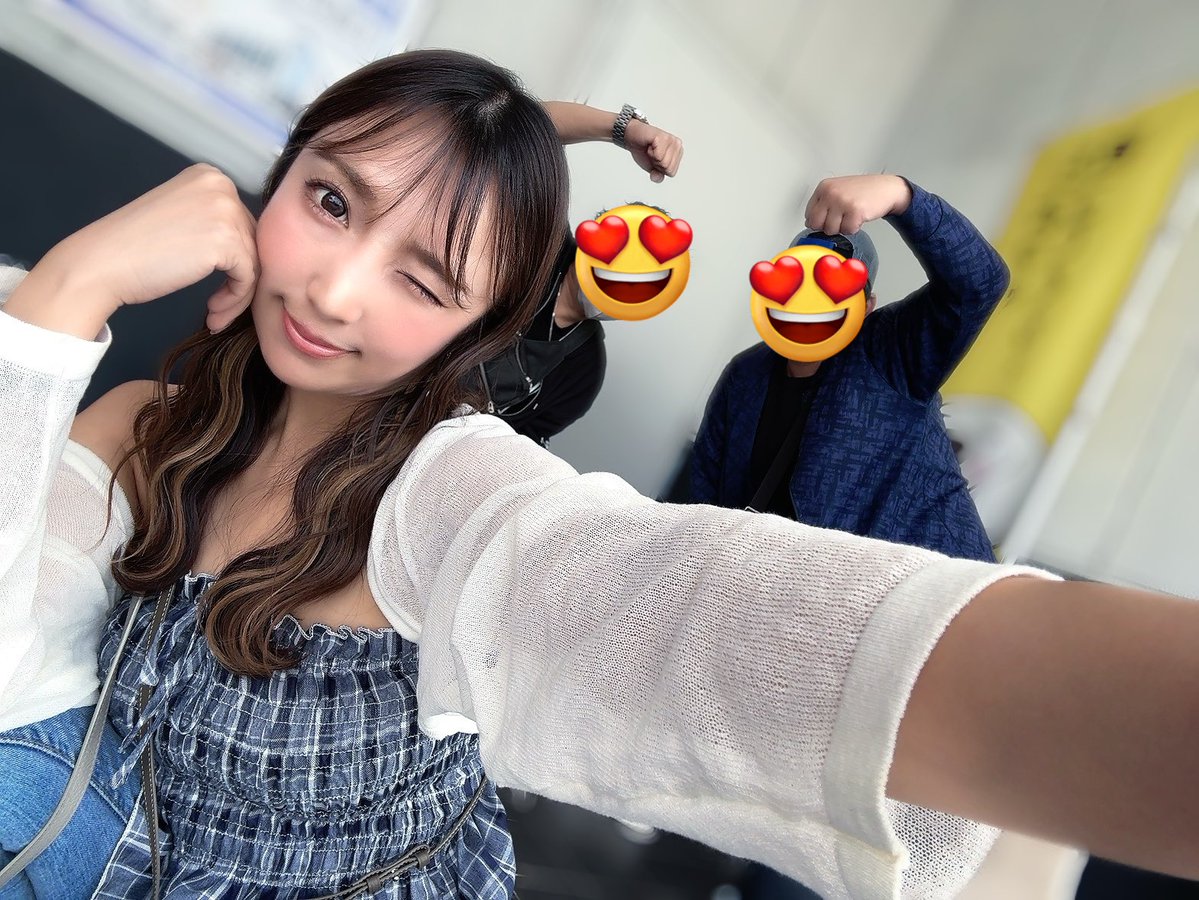 連戦最終日だもん短時間だけど行かなくちゃ🥳
って事で今日も可愛い服を纏った最高のあかねぇさんの所に🙇
安定の島ワーストで撤退だけど隣のジャグラー朝からペカペカ楽しそうでしたー😅
#あかねぇ　#スロットライブ　#ZEAL当知