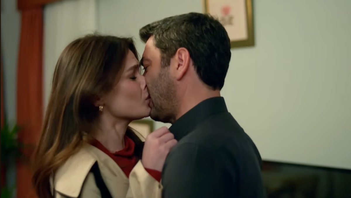 Halsimrawan93's tweet photo. all it took was a kiss 🫦💋🎀

#UzakŞehir #cihal #SinemÜnsal #OzanAkbaba https://t.co/hSVZxalb6G