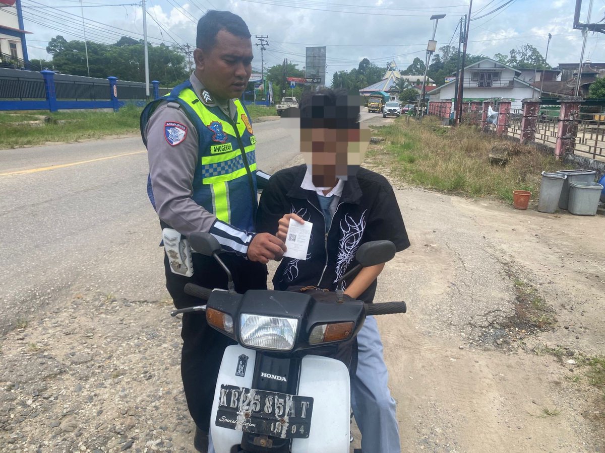 SatLantasResskd's tweet photo. "Polantas Sekadau Menyapa"

Penindakan Pelangar Lalu Lintas yang tidak menggunakan Helm SNI mengunakan ETLE HANDHELD.

#polriuntukmasyarakat
#PolresSekadau 
#polantashadiruntuknegeri
@ditlantaspoldakalbar
@dirlantaspoldakalbar
@korlantaspolri.ntmc
@kakorlantas_polri,, https://t.co/jhcQtM1uYL